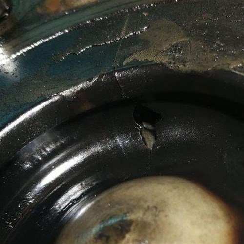 Land Rover Defender Hole In Piston Narrow (1)