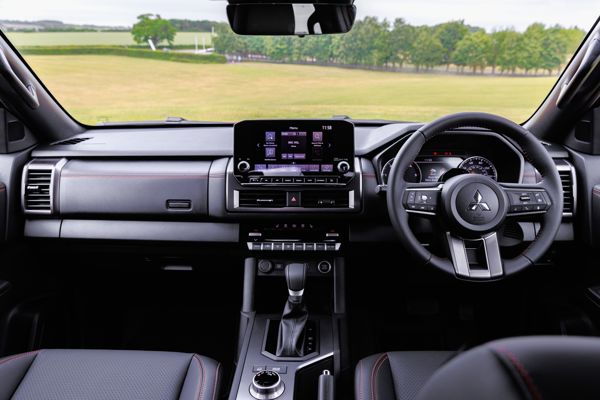 Mitsubishi L200 full-width dashboard