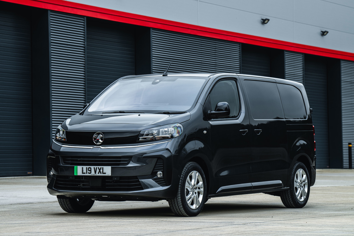 New Vauxhall Vivaro Electric पावर, प्रैक्टिकलिटी और तकनीक का बेहतरीन संगम 2 Vauxhall Vivaro Electric dynamic side view showcasing modern style