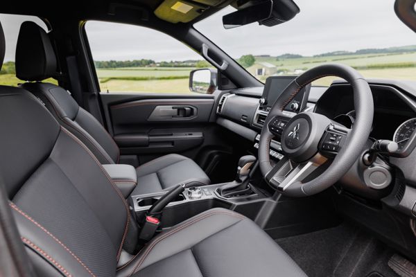 Mitsubishi L200 front seats
